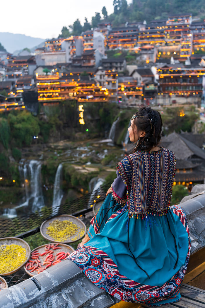 mujer contemplando la ciudad de lijiang China